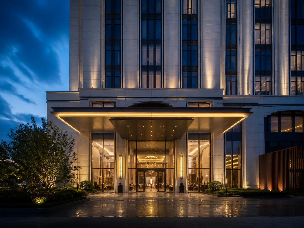 Fachada de hotel internacional iluminada al atardecer